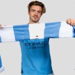 Manchester City made a smart football scarf to track th...