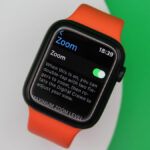 How to zoom in and out on Apple Watch
