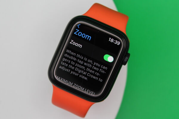 How to zoom in and out on Apple Watch