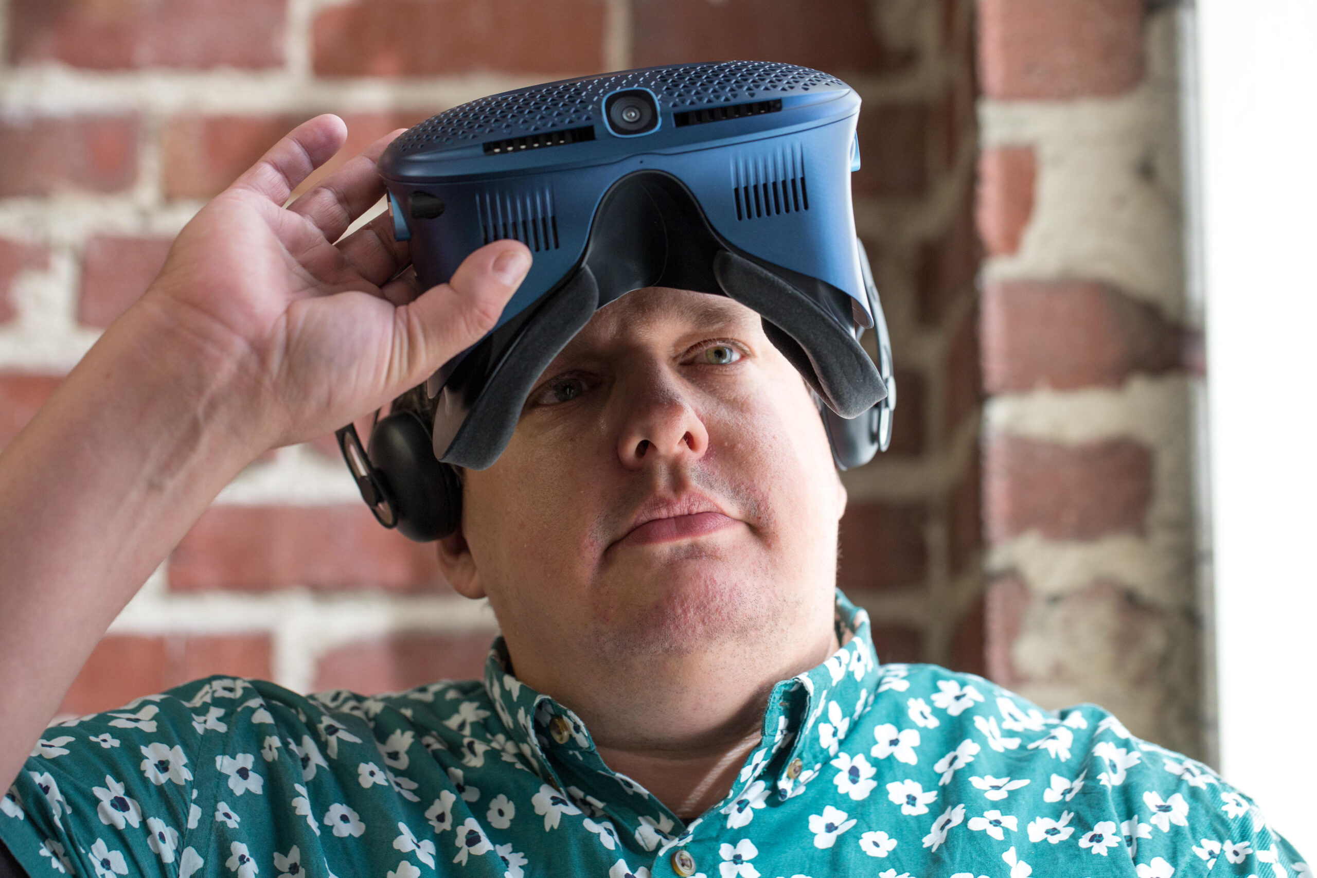 The HTC Vive Cosmos VR looks sharp in navy blue and mes...