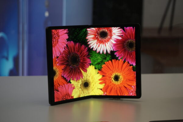 TCL's DragonHinge lets phones bend and fold